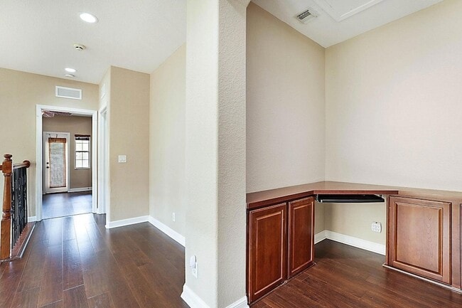 Building Photo - 748 Cresta Cir