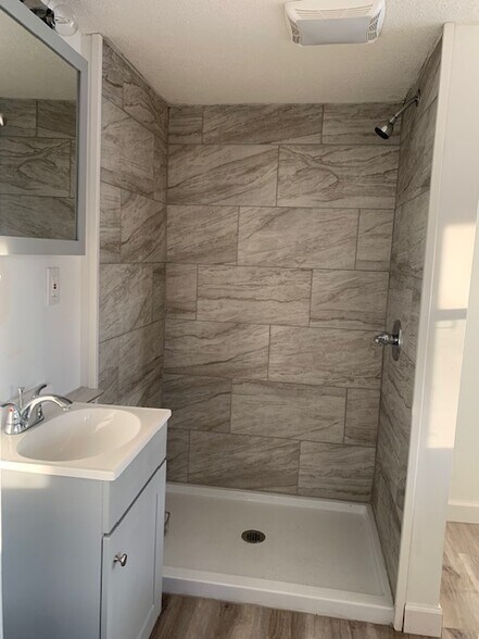 Full Bath - 50 Chamberlain St