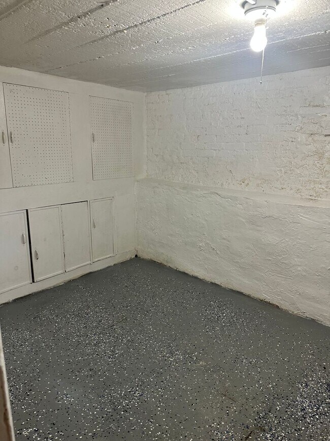 Building Photo - Spacious Rooms! Finished Basement! W/D! Available Now!