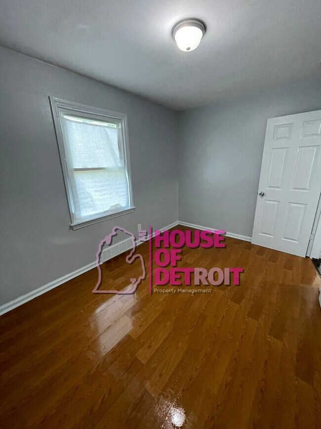 Building Photo - 3 BEDROOM | 2 BATH | FREE PRE SCREEN