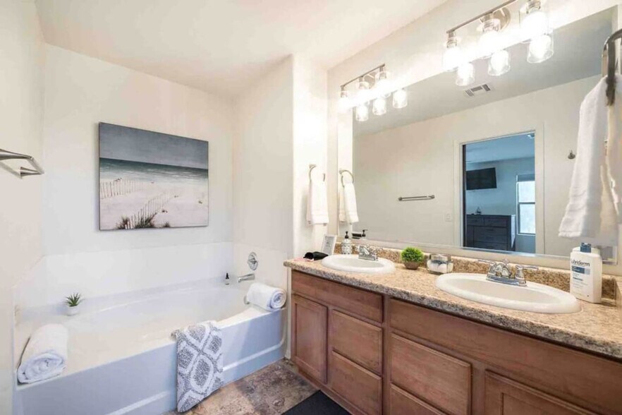 Building Photo - 10948 W Elm St