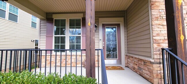 Building Photo - Large 4 bedroom 3 1/2 bath home that backs up to the 15th green in Magnolia Green.