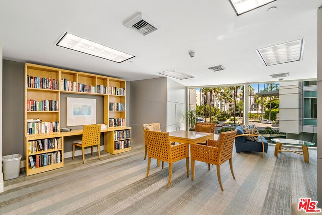 Building Photo - 13600 Marina Pointe Dr