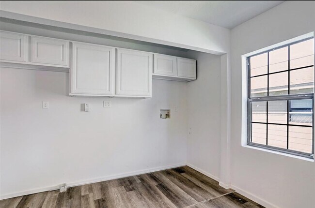 Building Photo - 513 Mayford St