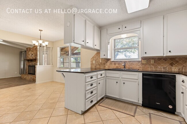 Building Photo - 429 Lindenwood Ln W