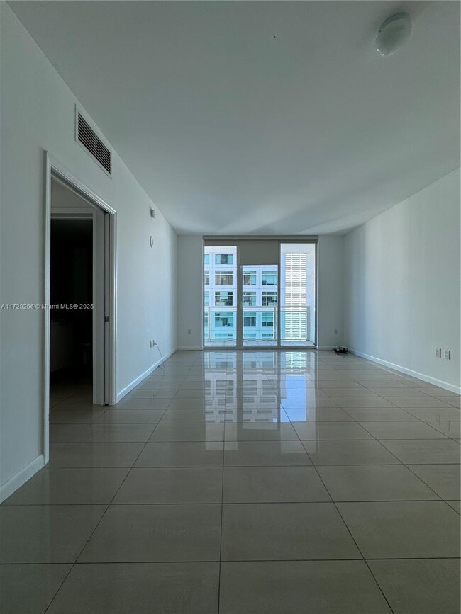 Building Photo - 950 Brickell Bay Dr