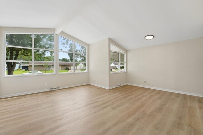 Building Photo - 5038 Betsy Dr