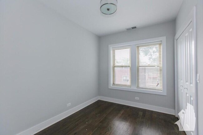 Building Photo - 2 bedroom in Chicago IL 60613