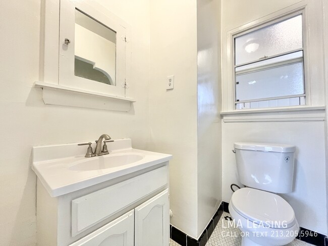 Building Photo - Newly Renovated & Charming Gem w/ Modern F...