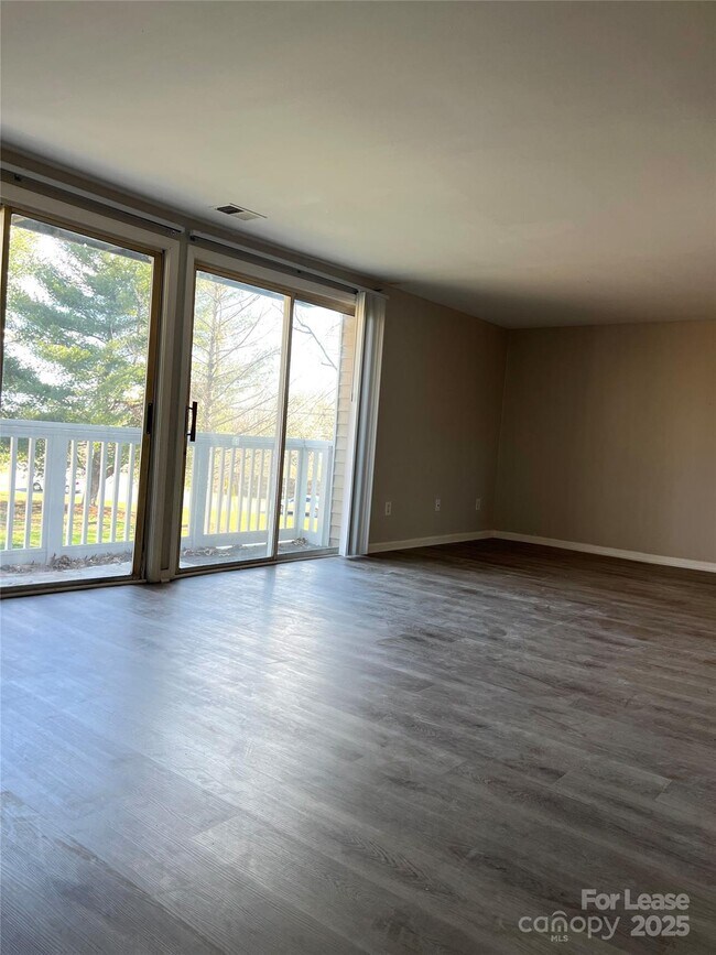 Building Photo - 1645 Arlyn Cir