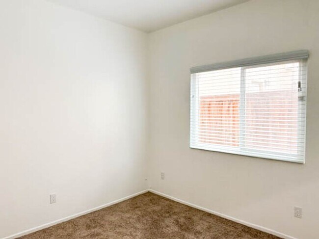 Building Photo - **STUNNING** 8 BEDROOM SOLAR HOME IN GATED...