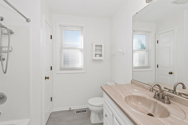 Building Photo - 2122 Rugen Rd