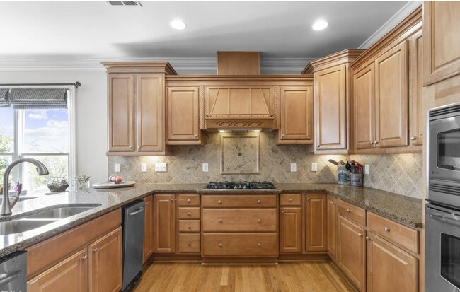 Building Photo - 1313 Legendary Ln