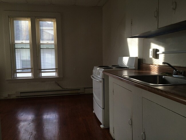 Building Photo - 1064 Park St