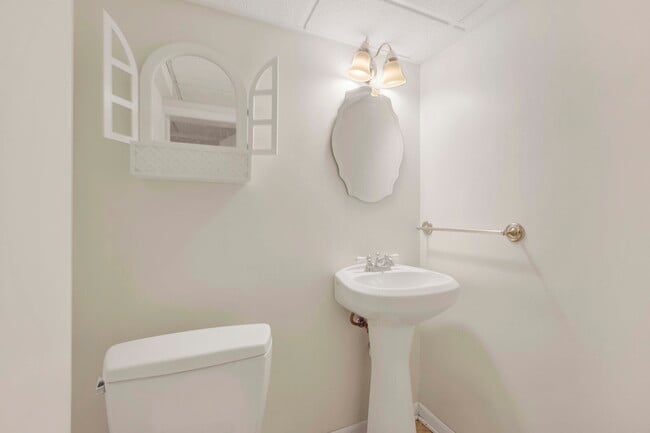 Building Photo - 636 S Euclid Ave