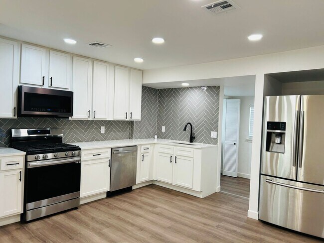 Building Photo - 601 Foster Pl