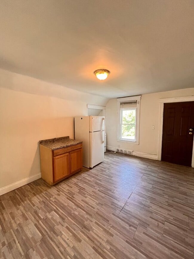 Building Photo - Cozy 2-Bedroom Apartment in Prime Location...