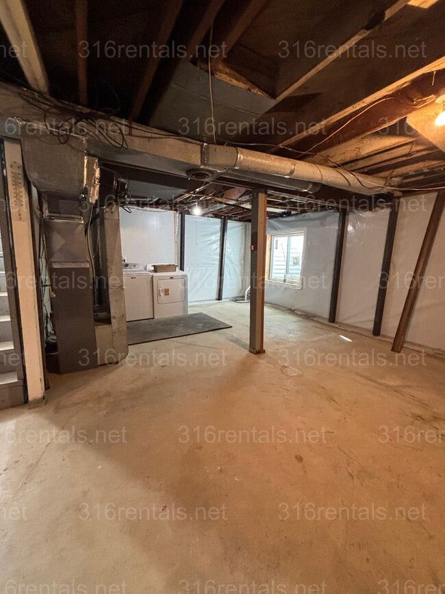 Building Photo - 2 bed 1 bath house available!