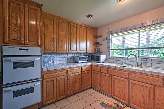 Building Photo - 10505 Center Ave