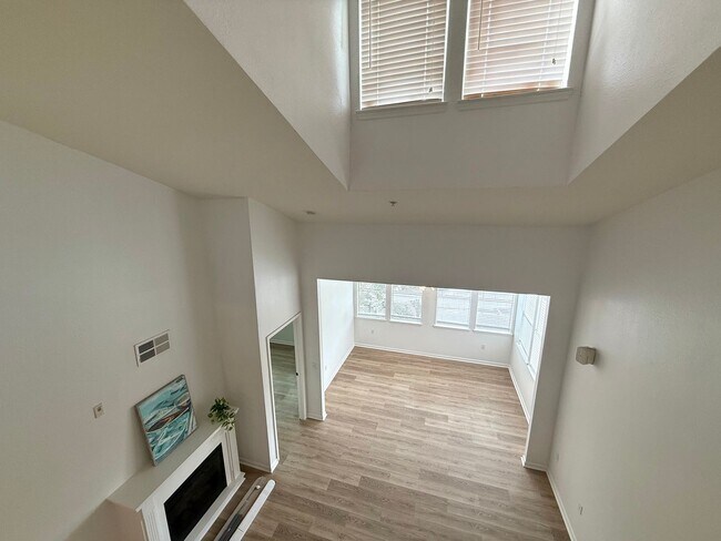 Building Photo - Bright and updated 3-bedroom, 2-bath condo