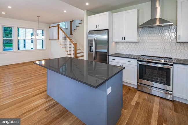 Building Photo - 22 Dickinson St