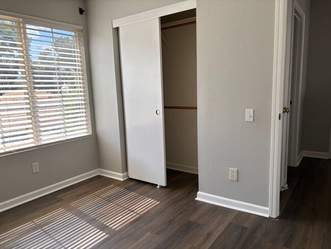 Building Photo - Terrific Brentwood Neighborhood steps from...