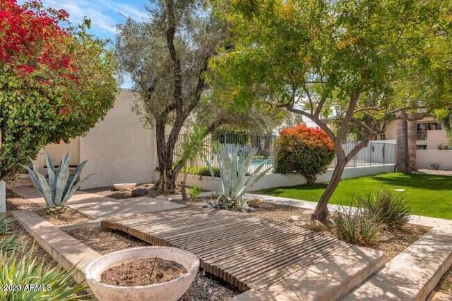 Building Photo - 3265 E Camelback Rd