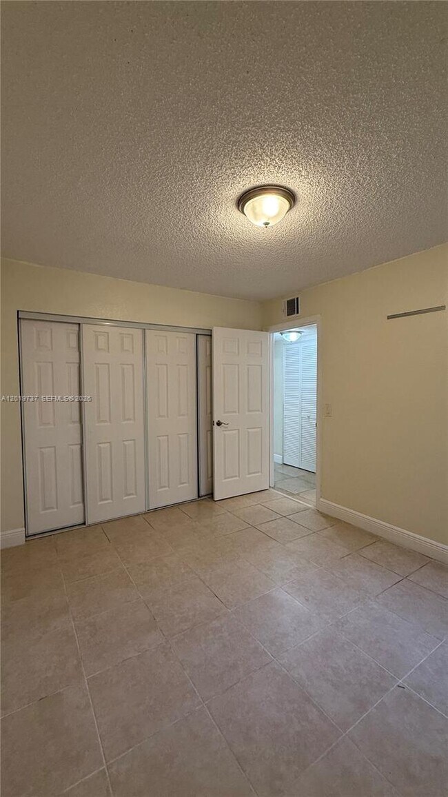 Building Photo - 1524 Lake Crystal Dr