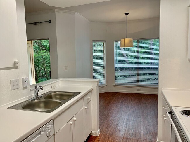 Building Photo - Amazing 1 bedroom, 1 bathroom Condo in Montevista!