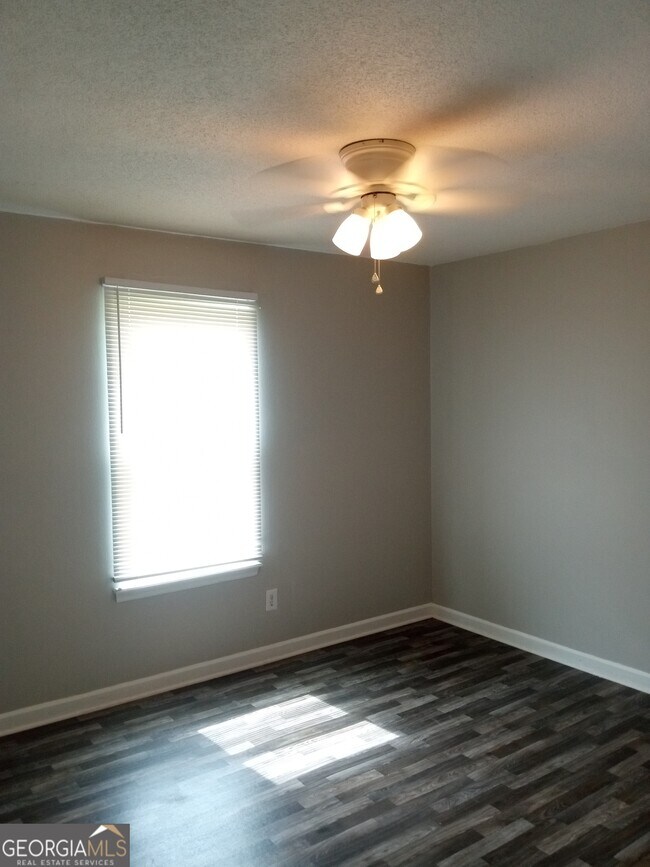 Building Photo - 2928 Dahlia Dr