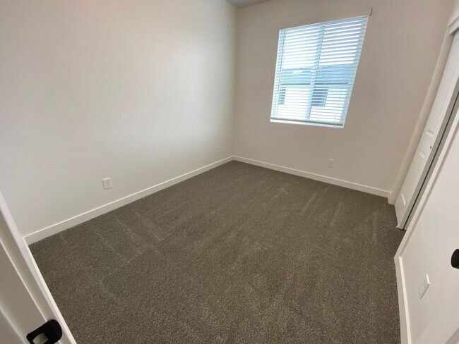 Building Photo - Newer Rockwell Ranch Townhome