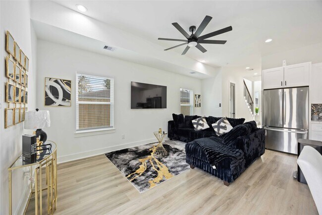 Building Photo - 964 Lucky St