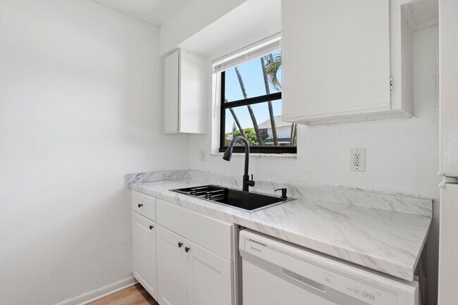 Building Photo - 2305 Seaside Dr