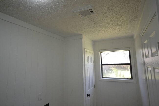 Building Photo - 412 West University