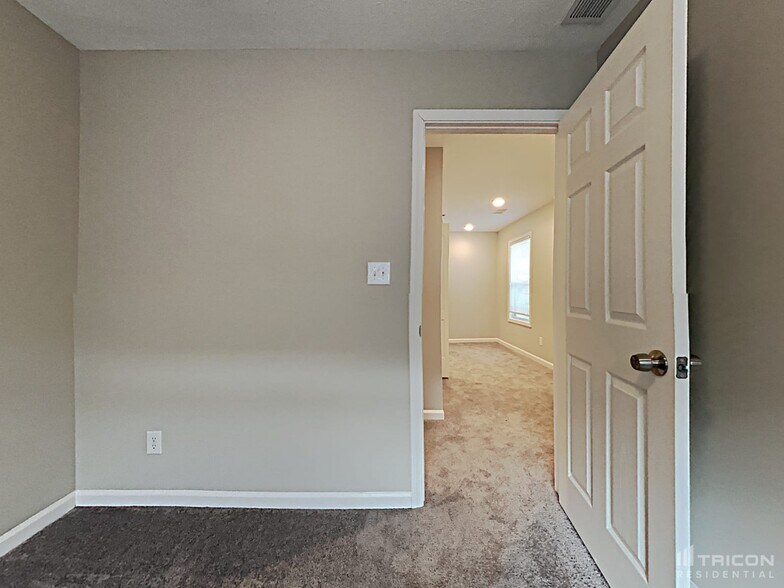 Building Photo - 1096 Tomahawk Pl