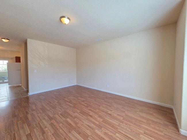 Building Photo - 2 Bedroom 2.5 Bath Close to UNR!