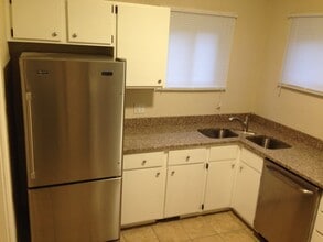 Building Photo - 458 Hallock St