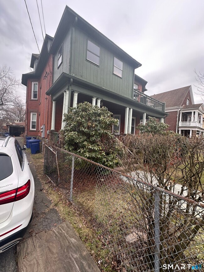 Building Photo - 402 Sigourney St