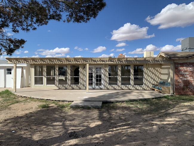 Building Photo - 10608 Lakewood Ave