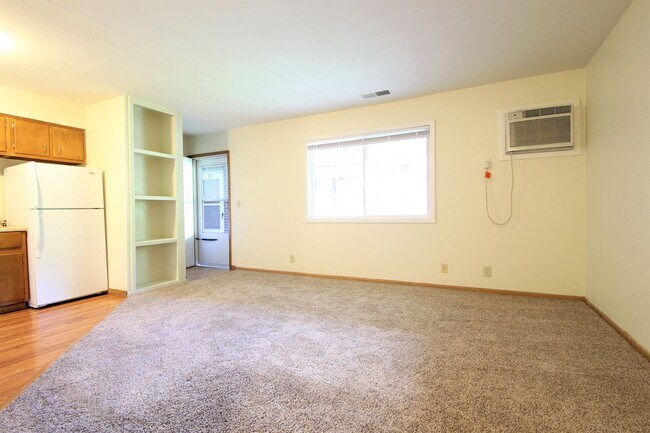 Interior Photo - 37th Place