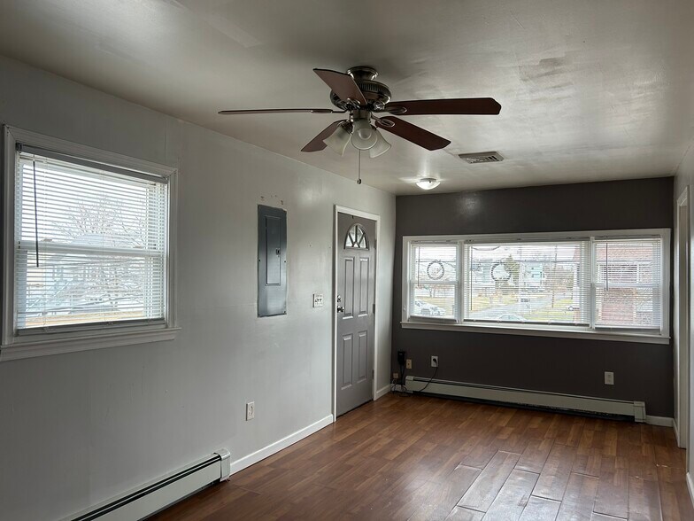 Living room - 702 Edmunds Ave