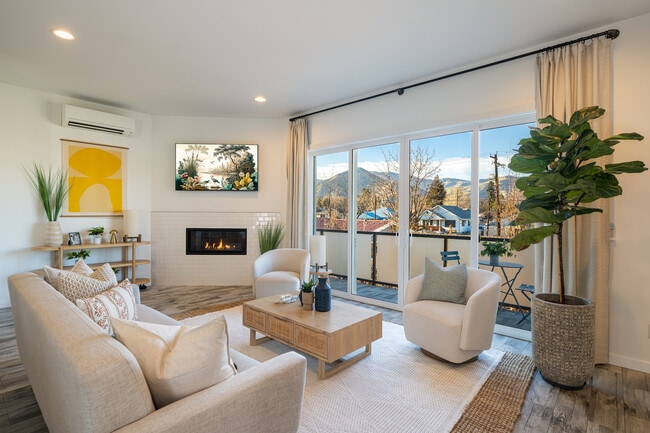 Building Photo - 823 Orondo Ave