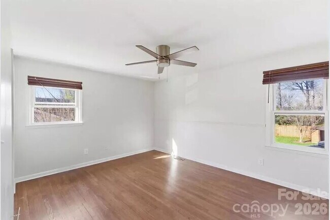 Building Photo - "Discover Comfort and Space in Charlotte: 4-Bed, 3-Bath Gem on Red Carriage Lane!"