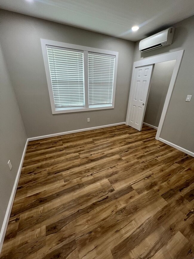 Building Photo - Split AC's In each room. Wet Bar. Spacious