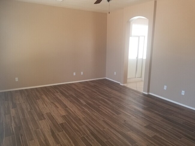 Building Photo - Beautiful spacious 3 b 2 bth 1834 sq ft home
