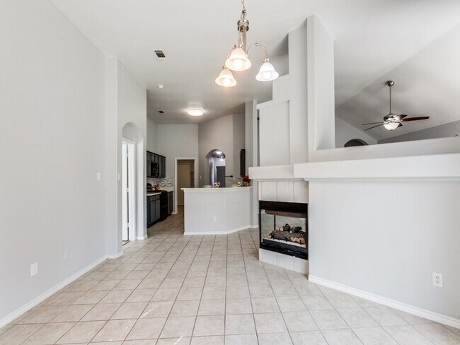 Building Photo - 1305 Greenbriar Ln