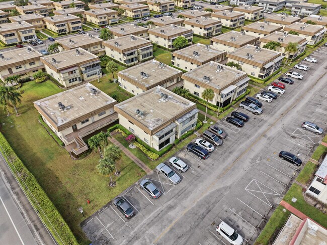 Building Photo - 52 Saxony B