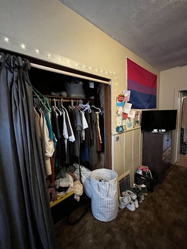 Building Photo - Nice 4 Bed 1 Bath close to UWEC and Water St! Available June 1st