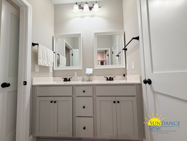 Building Photo - Stunning Shalimar 4 Bedroom / 3 Full Bathroom Home with Solar Energy Efficiency!