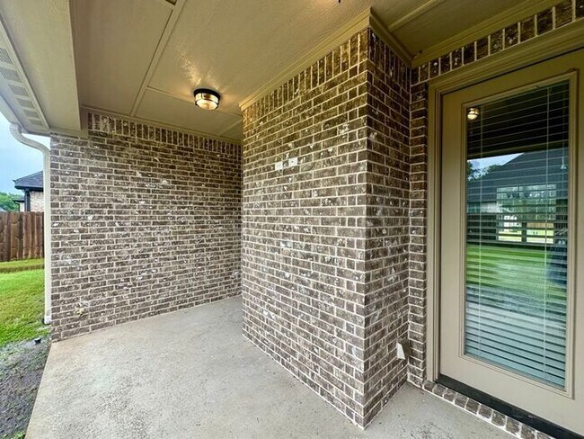 Building Photo - Available Now! Stunning 3 Bedroom 2 Bath i...